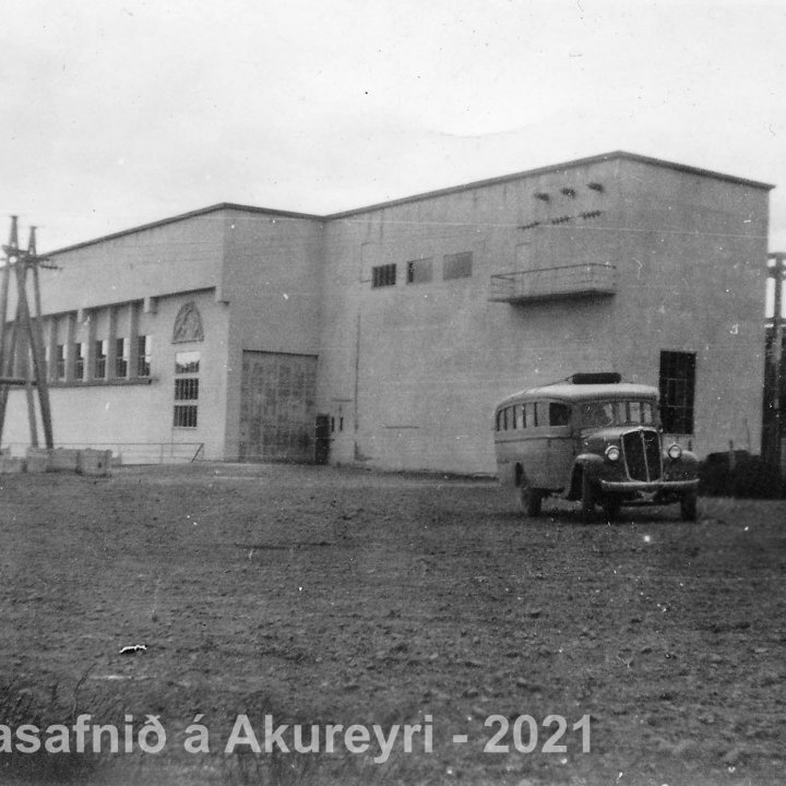 81. Ljósafossvirkjun við Sogið og Úlfljótsvatn ca 1938/39
Þekkir þú… staðinn, fólkið, tilefnið eða árið? Sendu okkur póst minjasafnid@minjasafnid.is
