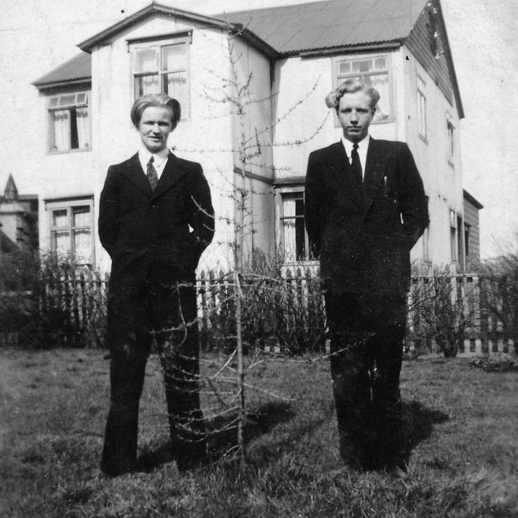 90. Frá vinstri sr. Birgir Snæbjörnsson og sr. Sigurður Haukur Guðjónsson.
Þekkir þú… staðinn? Sendu okkur póst minjasafnid@minjasafnid.is