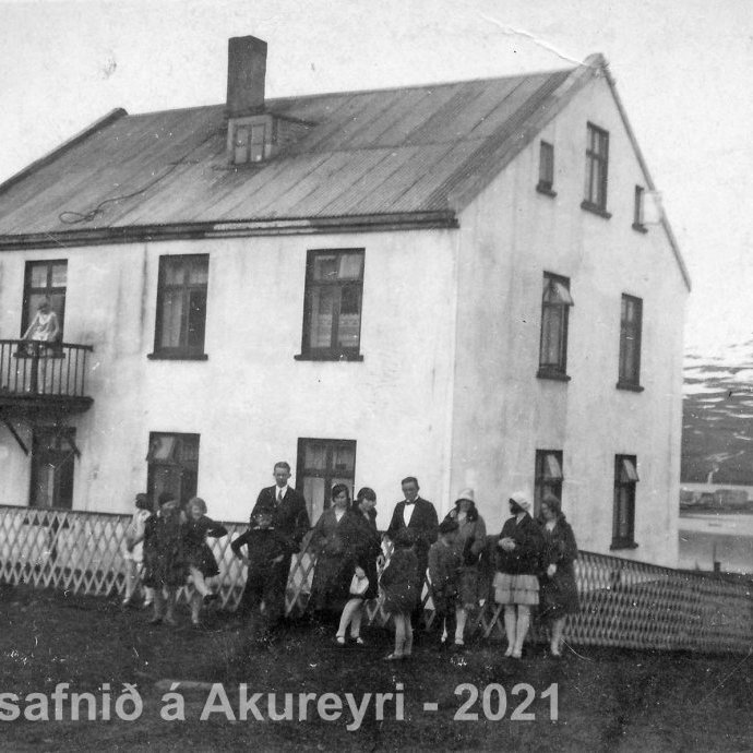 91. Hús við Gilsbakkaveg sem ingimar Eydal ritstjóri byggði.
 Þekkir þú… fólkið, tilefnið eða árið? Sendu okkur póst minjasafnid@minjasafnid.is