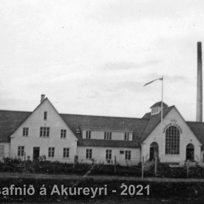 93.  Mjólkurstöðin Selfossi. Húsið var rifið en er núendurbyggt í nýjum miðbæ Selfoss.
Þekkir þú… staðinn, fólkið, tilefnið eða árið? Sendu okkur póst minjasafnid@minjasafnid.is