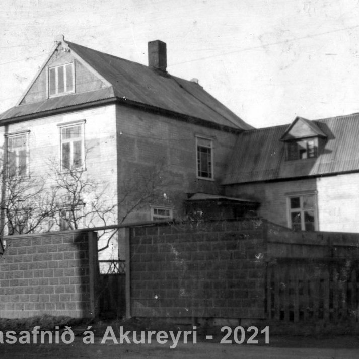 96. Skátahúsið Lundargötu 10. Húsið brann árið 1990.  Sér í Iðnskólahúsið til hægri.96.