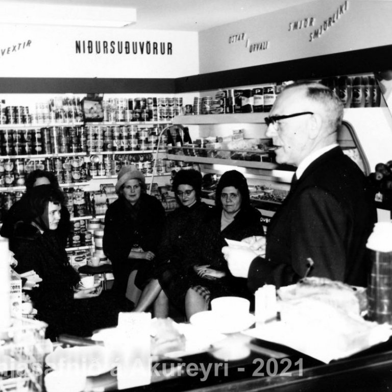 Þekkir þú… staðinn, fólkið, tilefnið eða árið? Sendu okkur póst minjasafnid@minjasafnid.is