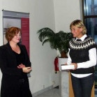 Þjóðminjavörður afhendir Elínu Margréti  fyrsta eintakið