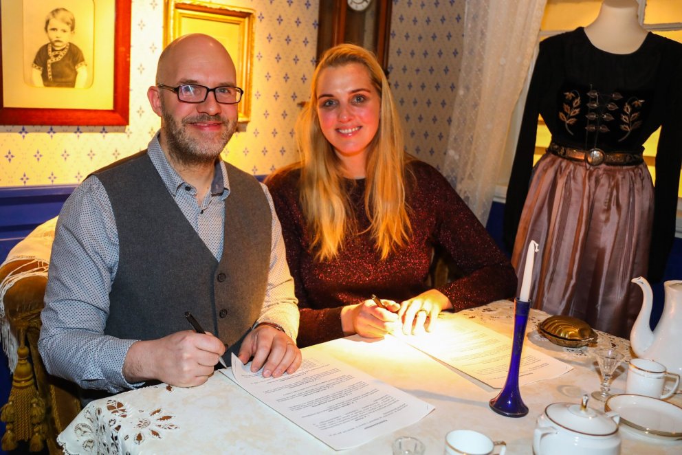 Haraldur Þór, safnstjóri og Ásthildur Sturludóttir, bæjarstjóri, skrifuðu undir samninginn í viðeign…