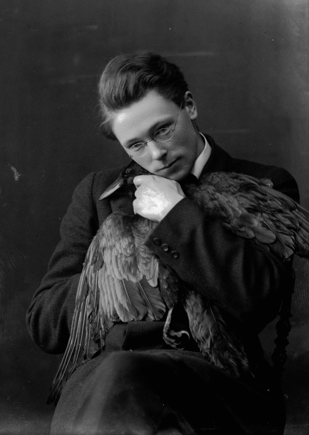 Mynd sem Davíð lét taka fyrir útgáfu fyrstu ljóðabókar sinnar Svartar fjaðrir.