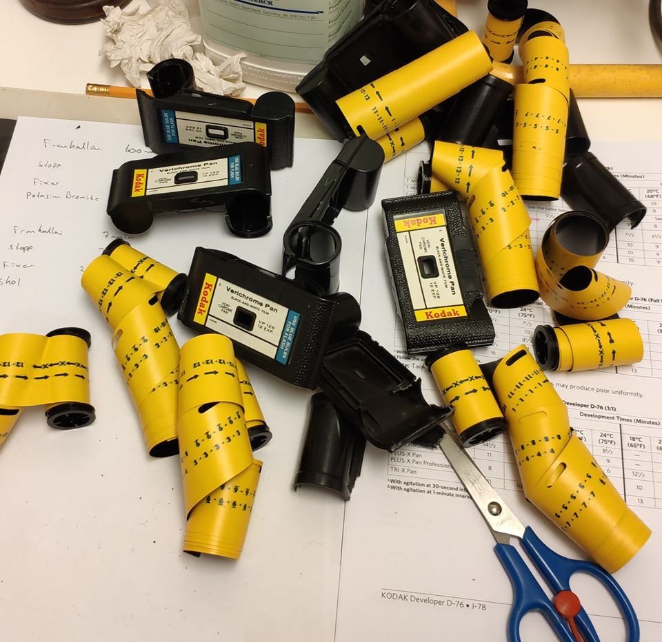 Þau eru nokkur skrefin sem taka þarf við framköllun á filmu