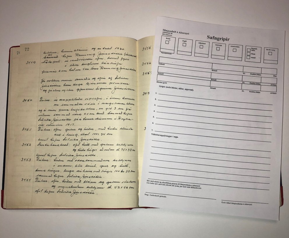 Um áratugaskeið voru safngripir skráðir í aðfangabók. Síðar var farið tekið upp þetta afsal með nákv…