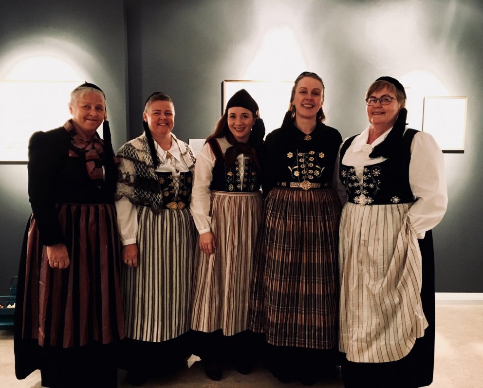 Prúðbúnar konur í íslenskum þjóðbúningum