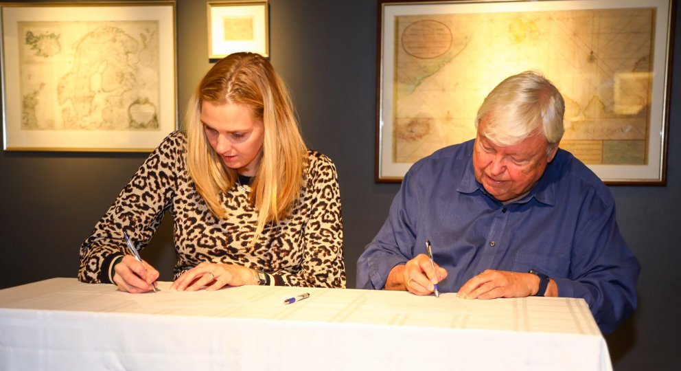 Ásthildur Sturludóttir bæjarsjtóri og Karl-Werner Schulte undirrita gjafasamning vegna 16 nýrra Ísla…