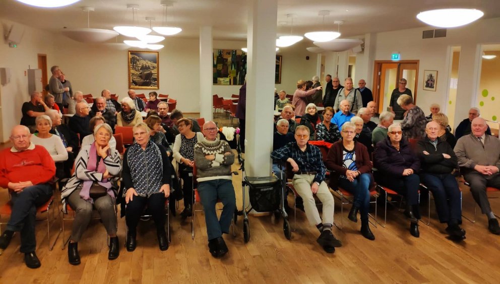 Fólk tínist í sal Félags eldri borgara á Akureyri til að hlusta á fyrirlestur um fjóra miðbæi hjá He…