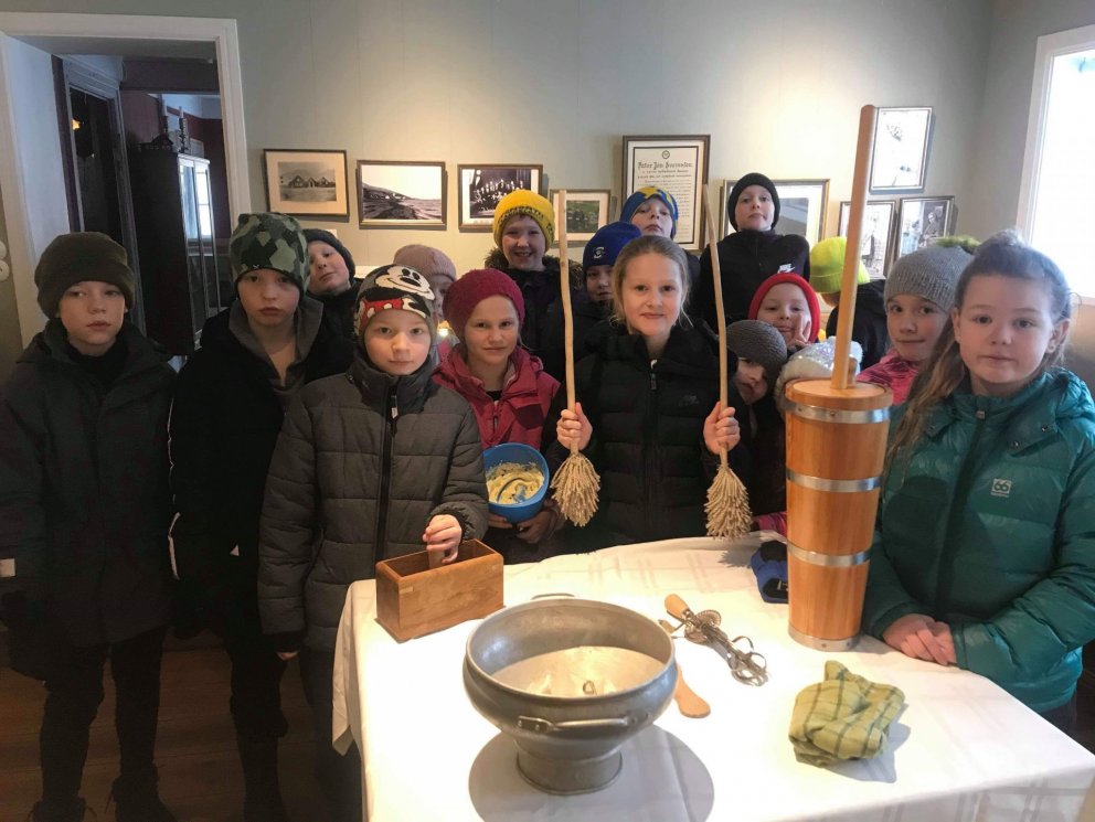 Nemendur 4. bekk Lundarskóla í matarefnafræði þorramats í Nonnahúsi.