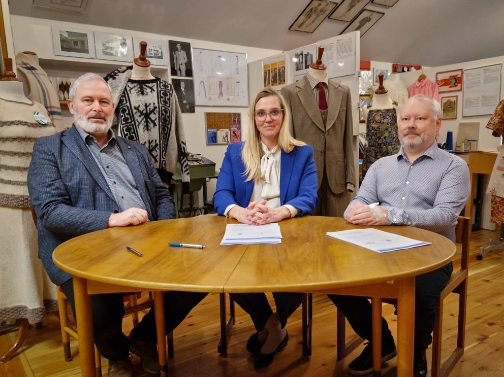 Samkomulagið undirrituðu Sigfús Karlsson formaður stjórnar Minjasafnsins, Ásthildur Sturludóttir bæj&hellip;