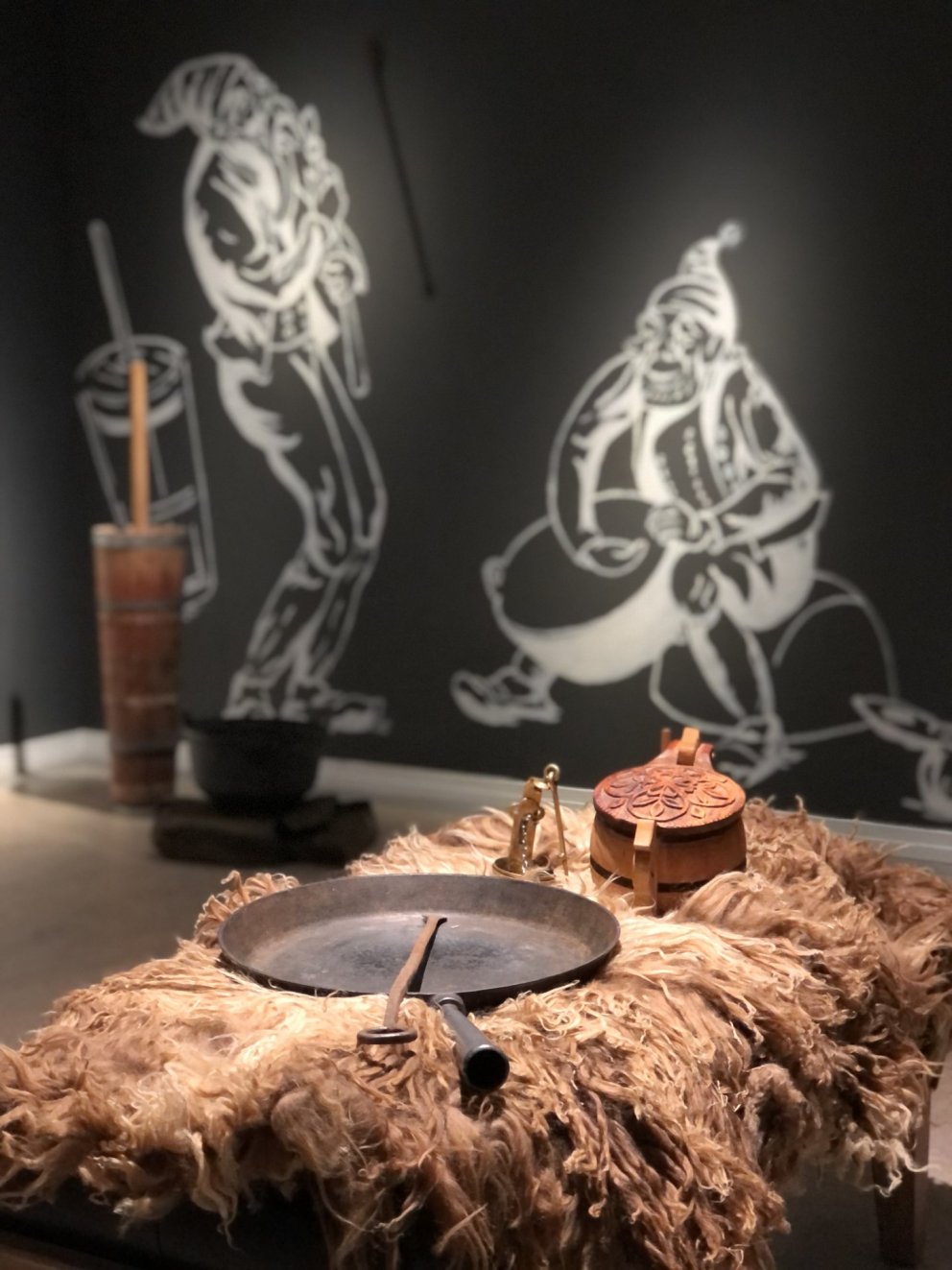 Myndir Tryggva Magnússonar voru notaðar með góðfúslegu leyfi rétthafa sem umgjörð sýningarinnar.