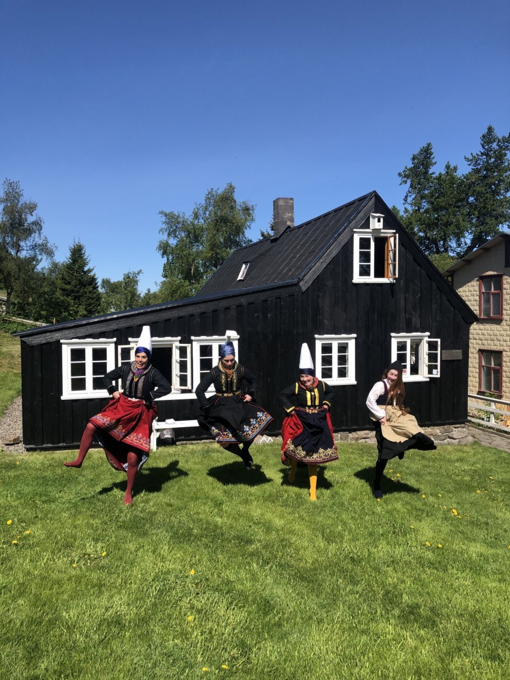 Þær eru alltaf vel klæddar og kátar dömurnar úr þjóðbúningahópi Handraðans