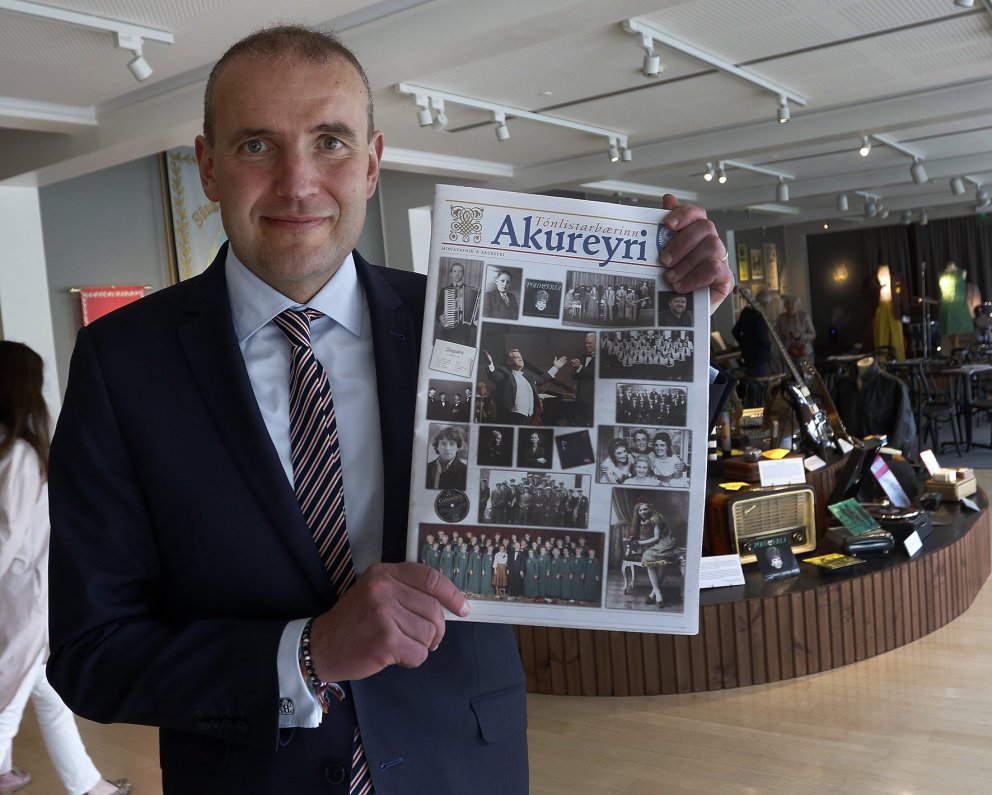 Forseti Íslands, Guðni Th. Jóhannesson, gerði góðan róm að blaðinu Tónlistarbærinn Akureyri sem er h…