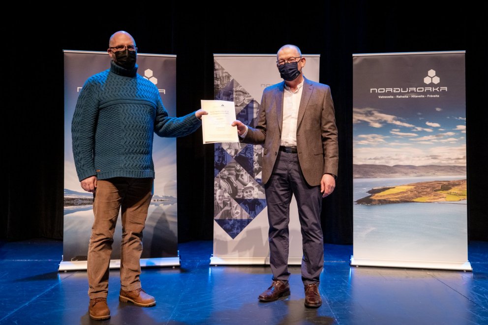 Helgi Jóhannesson forstjóri Norðurorku afhendir Haraldi Þór safnstjóra styrkinn í Hofi.