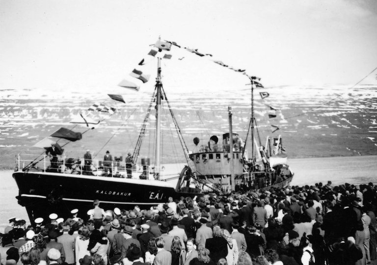 Fyrsta skip ÚA, Kaldbakur EA1 kemur til hafnar á Akureyri í fyrsta sinn.