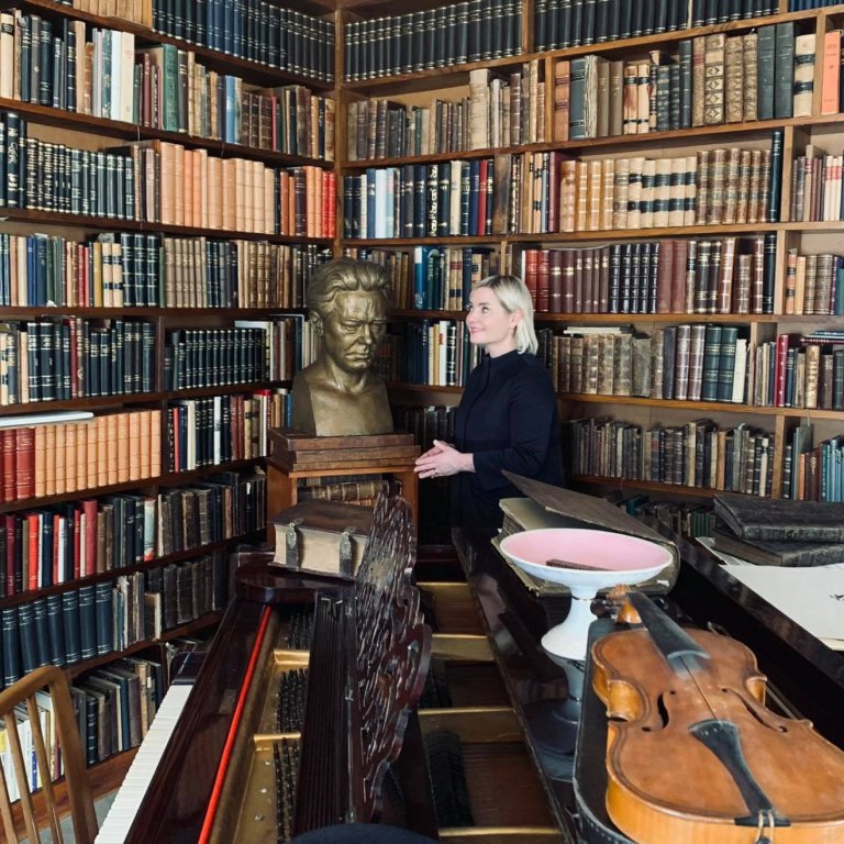 Mennta- og menningarmálaráðherra í bókastofu Davíðs Stefánssonar frá Fagraskógi.