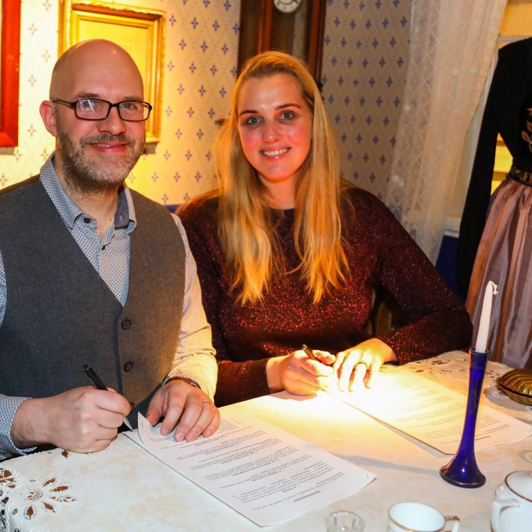 Haraldur Þór, safnstjóri og Ásthildur Sturludóttir, bæjarstjóri, skrifuðu undir samninginn í viðeign…