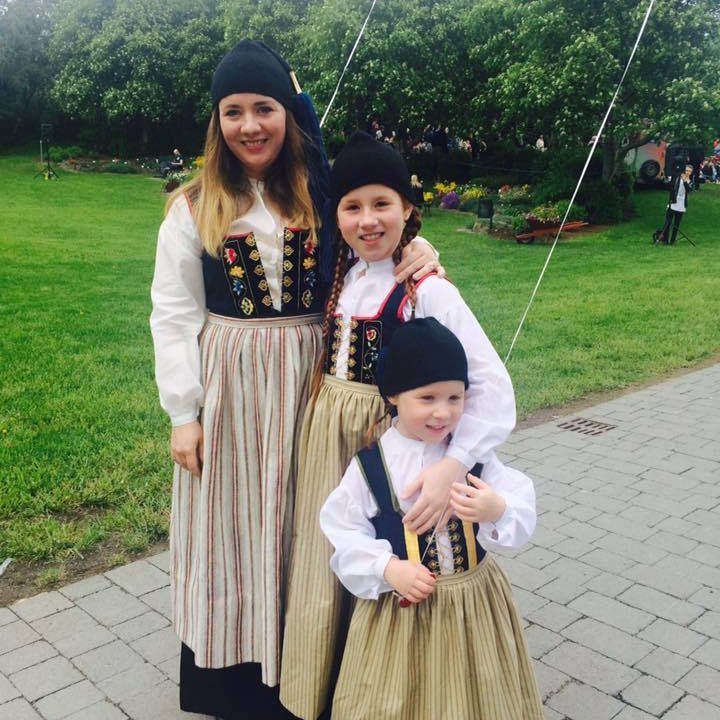 Kristín Vala Breiðfjörð með dætur sínar.