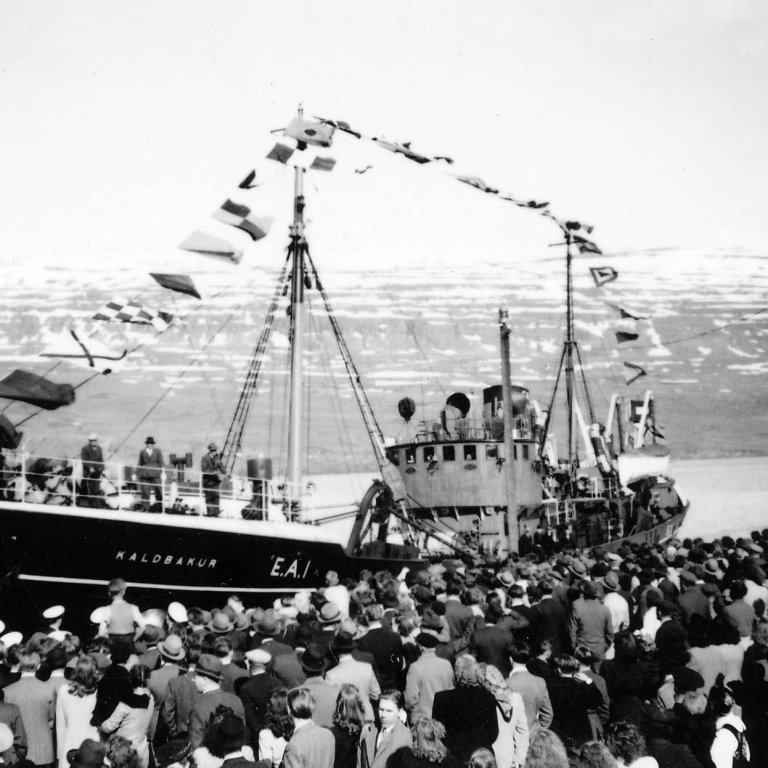 Fyrsta skip ÚA, Kaldbakur EA1 kemur til hafnar á Akureyri í fyrsta sinn.