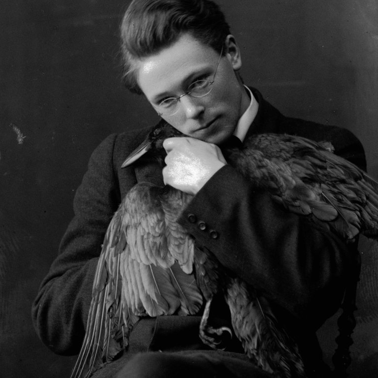 Mynd sem Davíð lét taka fyrir útgáfu fyrstu ljóðabókar sinnar Svartar fjaðrir.