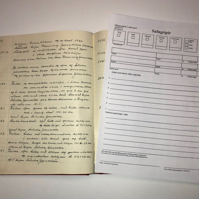 Um áratugaskeið voru safngripir skráðir í aðfangabók. Síðar var farið tekið upp þetta afsal með nákv…