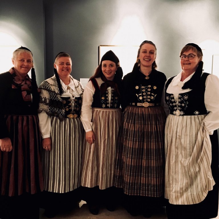 Prúðbúnar konur í íslenskum þjóðbúningum