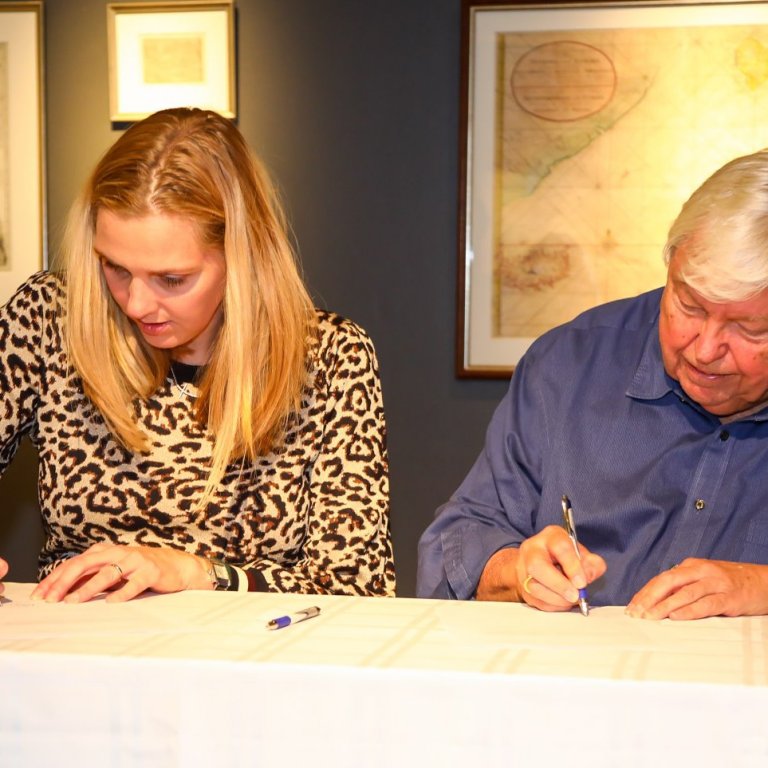 Ásthildur Sturludóttir bæjarsjtóri og Karl-Werner Schulte undirrita gjafasamning vegna 16 nýrra Ísla…