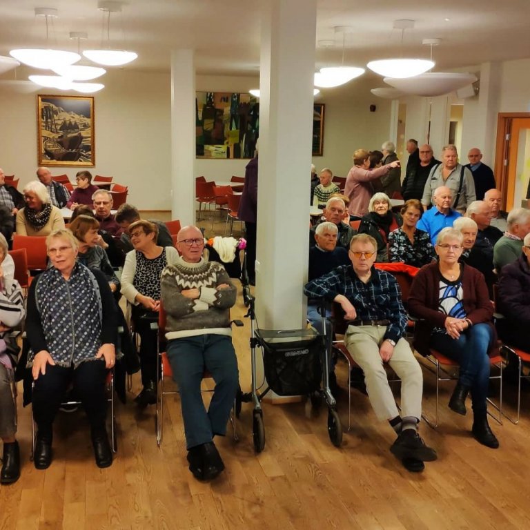 Fólk tínist í sal Félags eldri borgara á Akureyri til að hlusta á fyrirlestur um fjóra miðbæi hjá He…