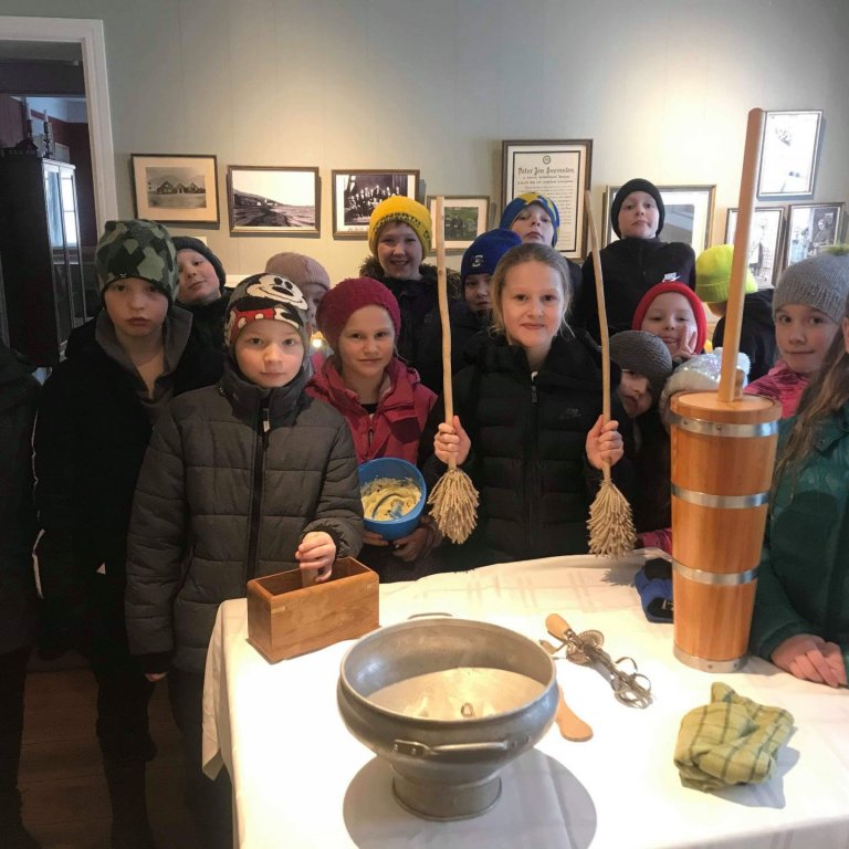 Nemendur 4. bekk Lundarskóla í matarefnafræði þorramats í Nonnahúsi.