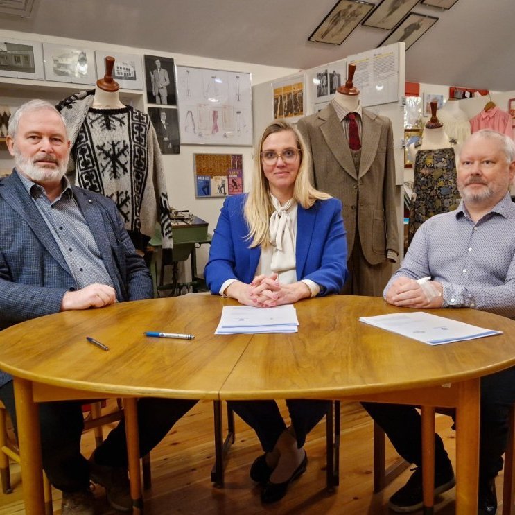 Samkomulagið undirrituðu Sigfús Karlsson formaður stjórnar Minjasafnsins, Ásthildur Sturludóttir bæj…