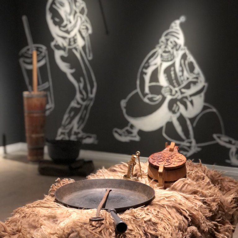 Myndir Tryggva Magnússonar voru notaðar með góðfúslegu leyfi rétthafa sem umgjörð sýningarinnar.