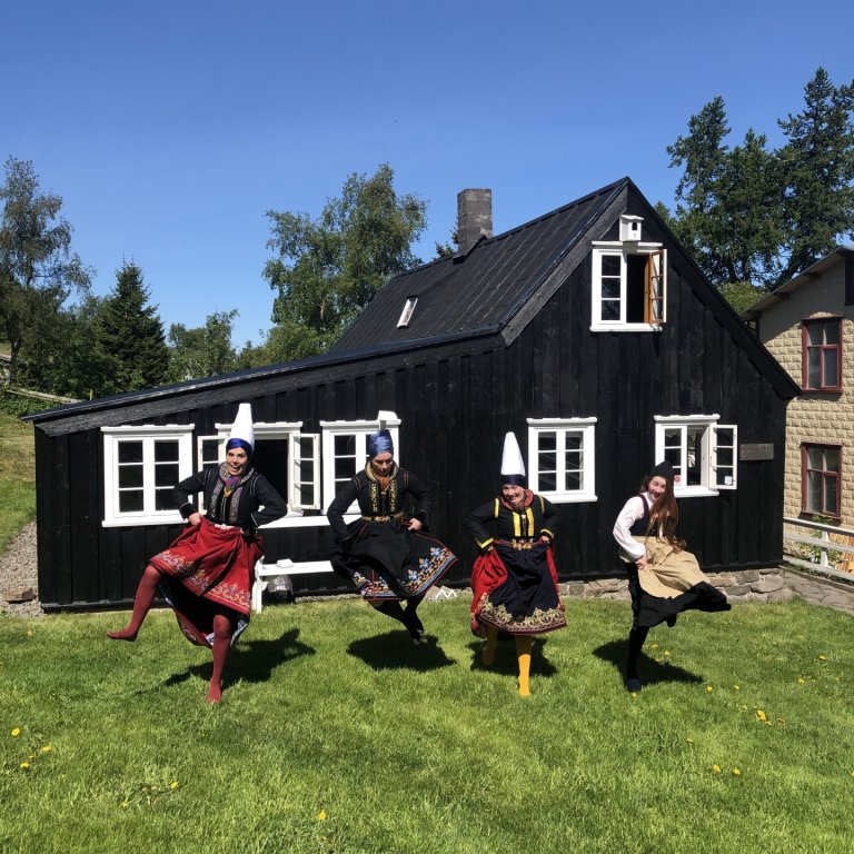 Þær eru alltaf vel klæddar og kátar dömurnar úr þjóðbúningahópi Handraðans