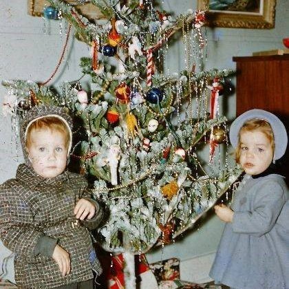 Það er skemmtilegur siður að taka mynd við jólatréð.