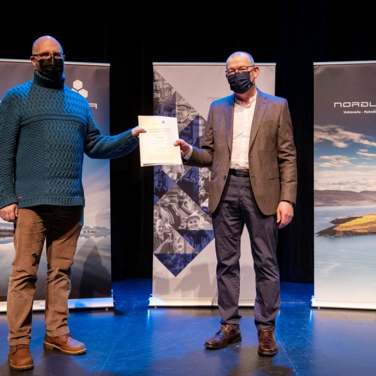 Helgi Jóhannesson forstjóri Norðurorku afhendir Haraldi Þór safnstjóra styrkinn í Hofi.